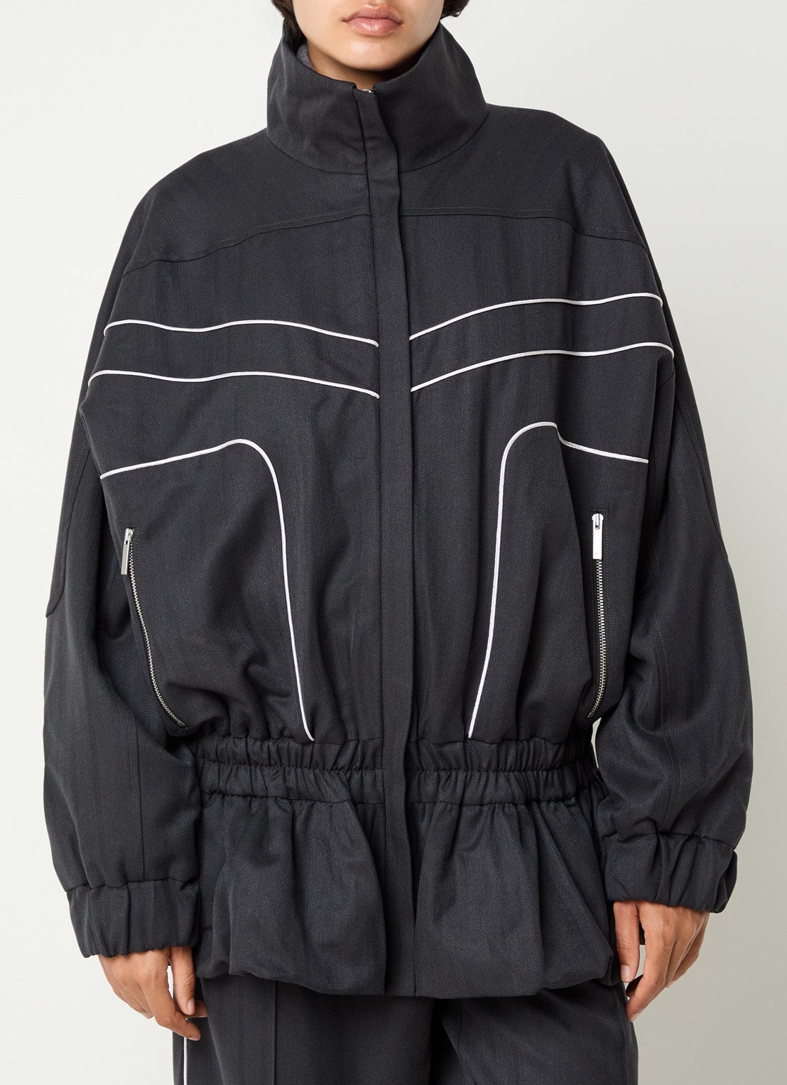 Gestuz Alezia oversized windjack met peplum en ritszakken - detail middengrijs