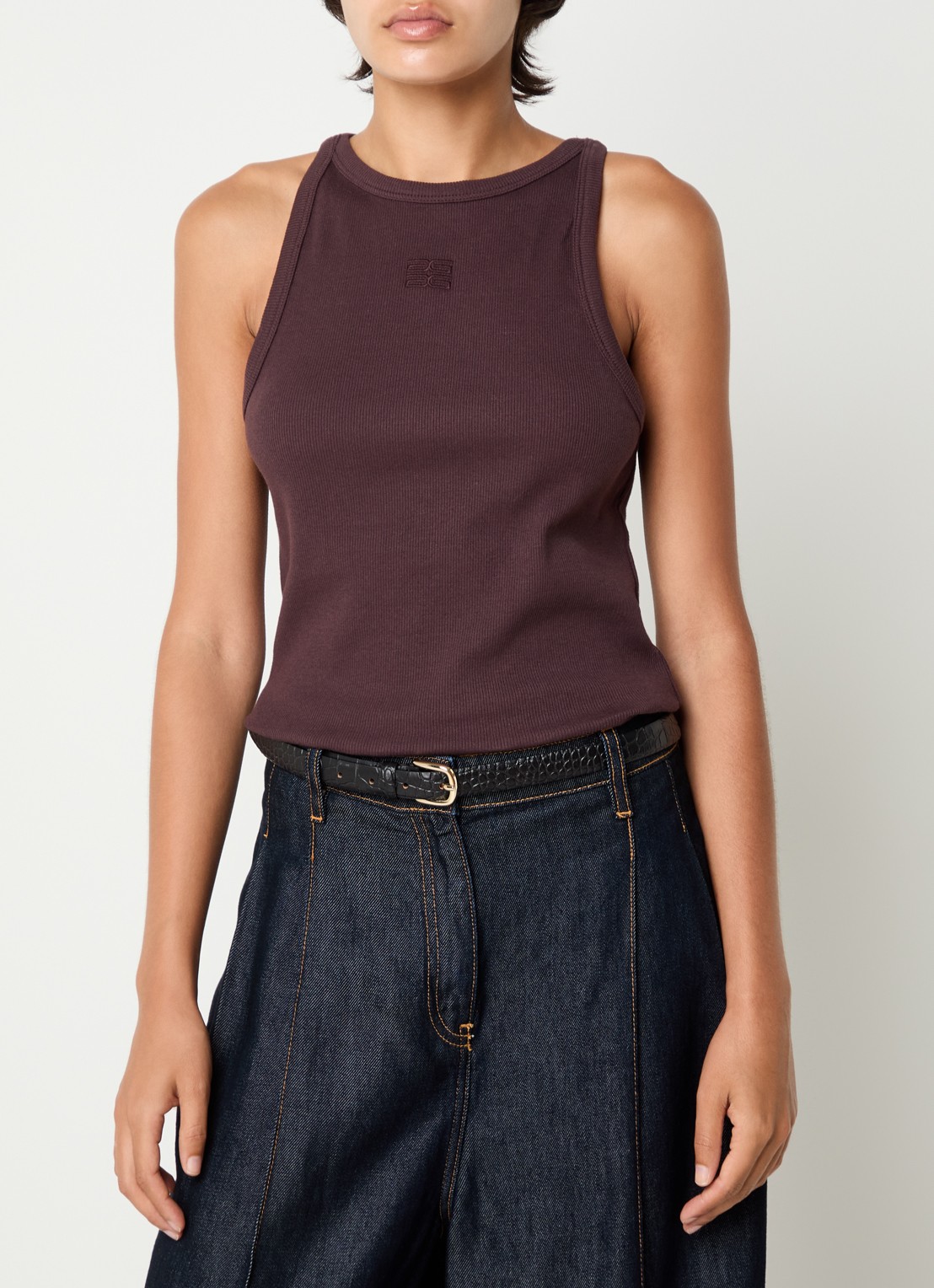 Gestuz Drew tanktop met ribstructuur en logo - detail kastanjebruin