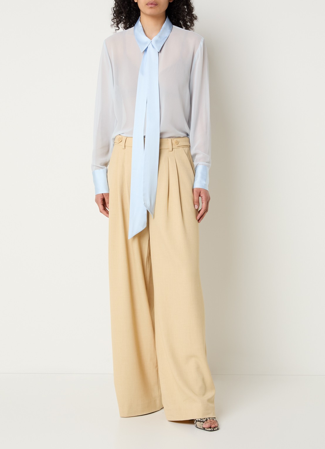 Gestuz GZchif semi-transparante blouse met sjaalkraag - voorkant 4 lichtblauw