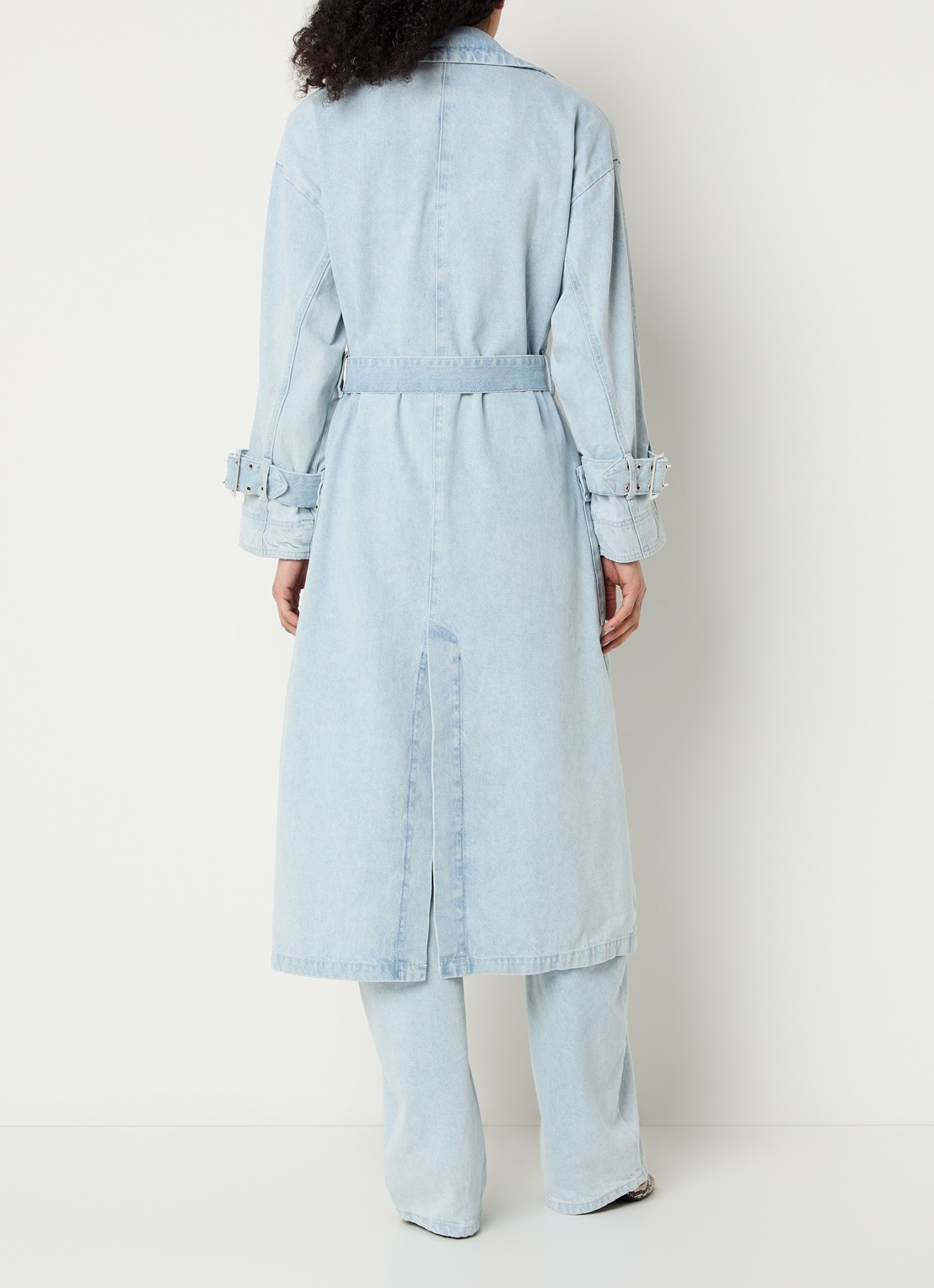 Gestuz GZparwana trenchcoat van chambray met strikceintuur - achterkant lichtblauw