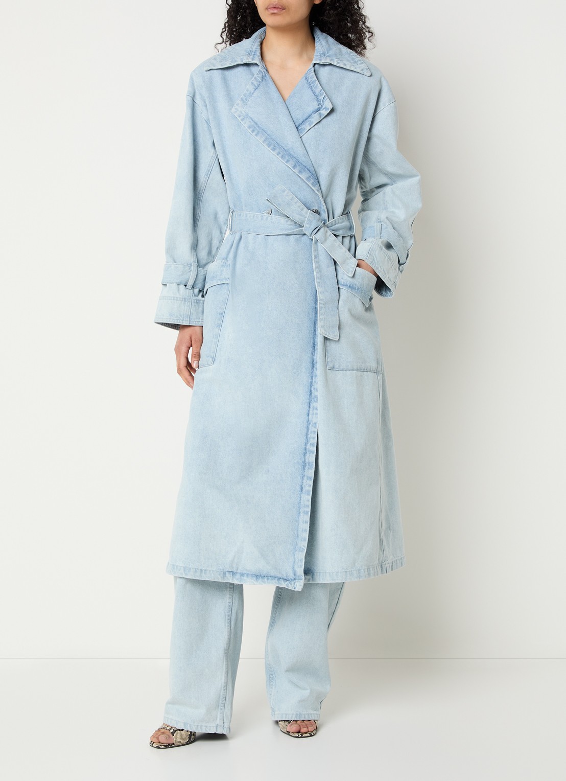 Gestuz GZparwana trenchcoat van chambray met strikceintuur - detail 2 lichtblauw