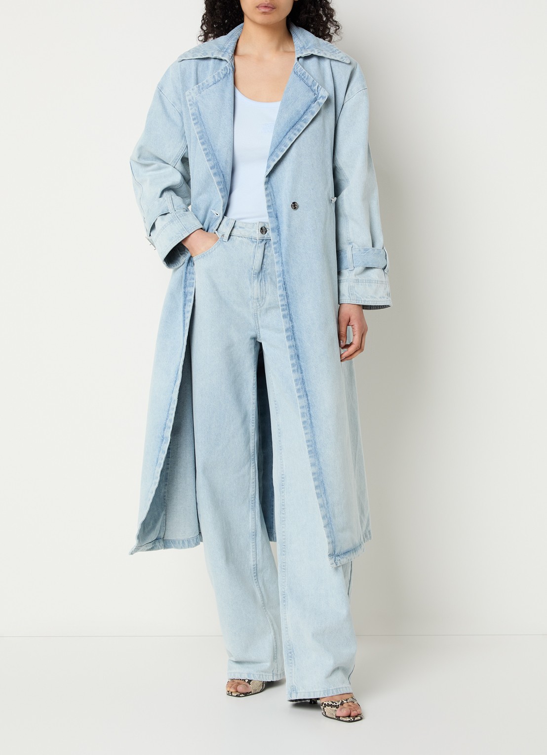 Gestuz GZparwana trenchcoat van chambray met strikceintuur - voorkant 4 lichtblauw