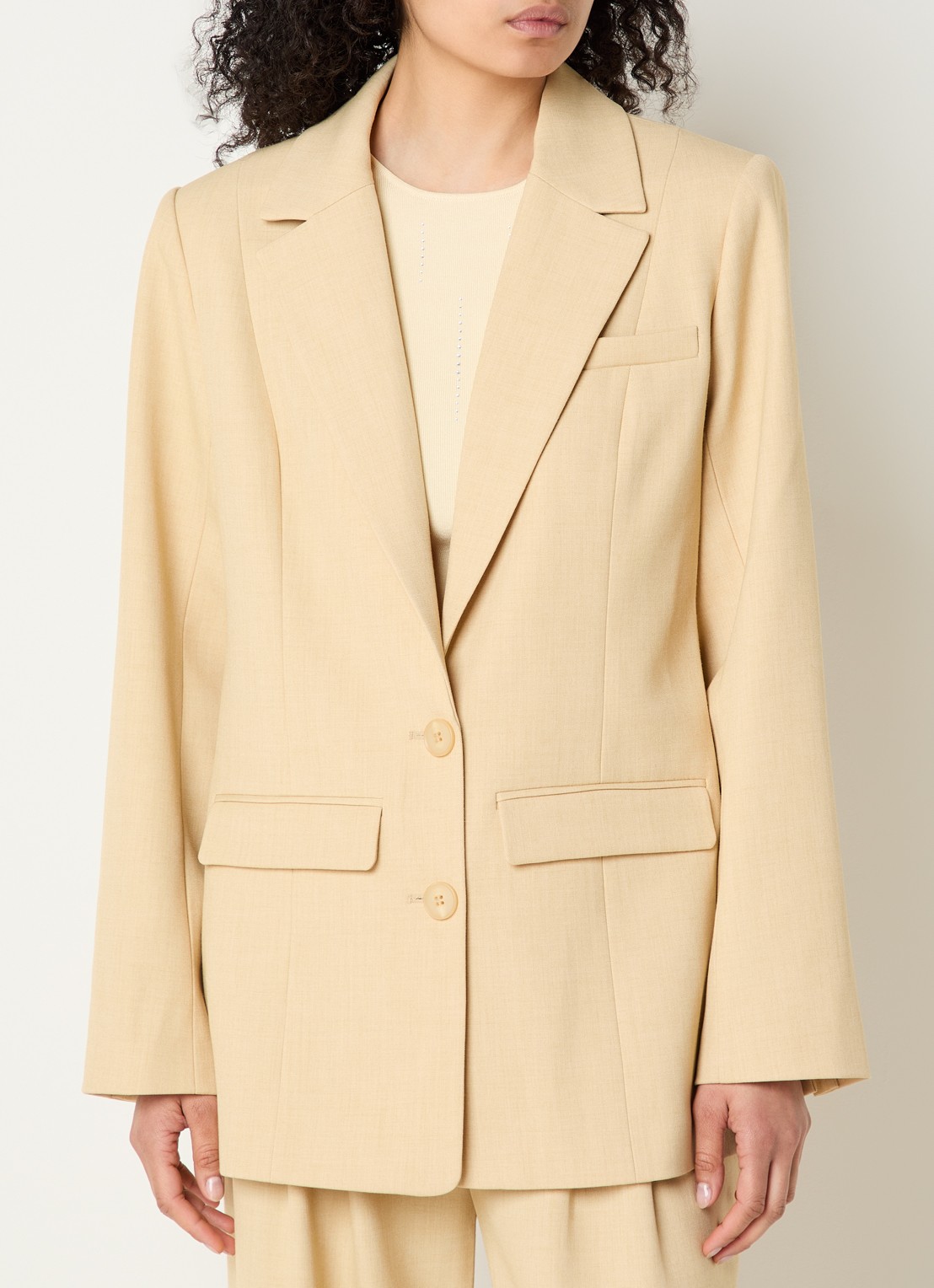 Gestuz GZstacy blazer met schoudervulling en klepzakken - detail beige