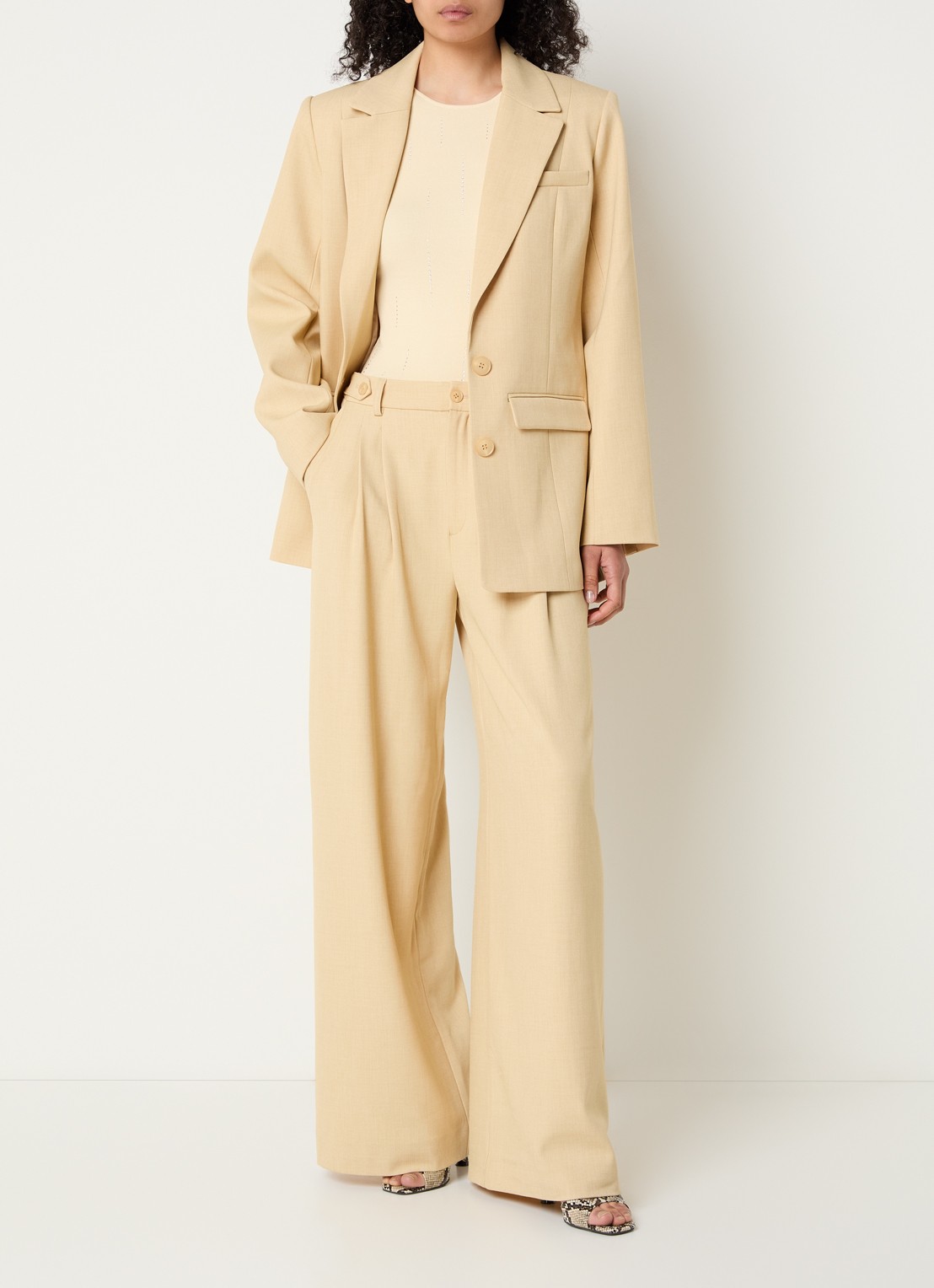 Gestuz GZstacy blazer met schoudervulling en klepzakken - voorkant 3 beige