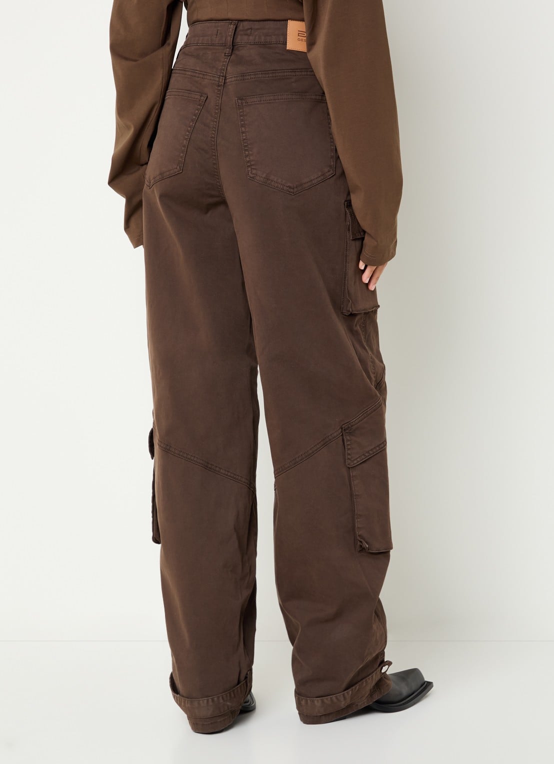 Gestuz High waist loose fit cargobroek met klepzakken - achterkant 2 bruin