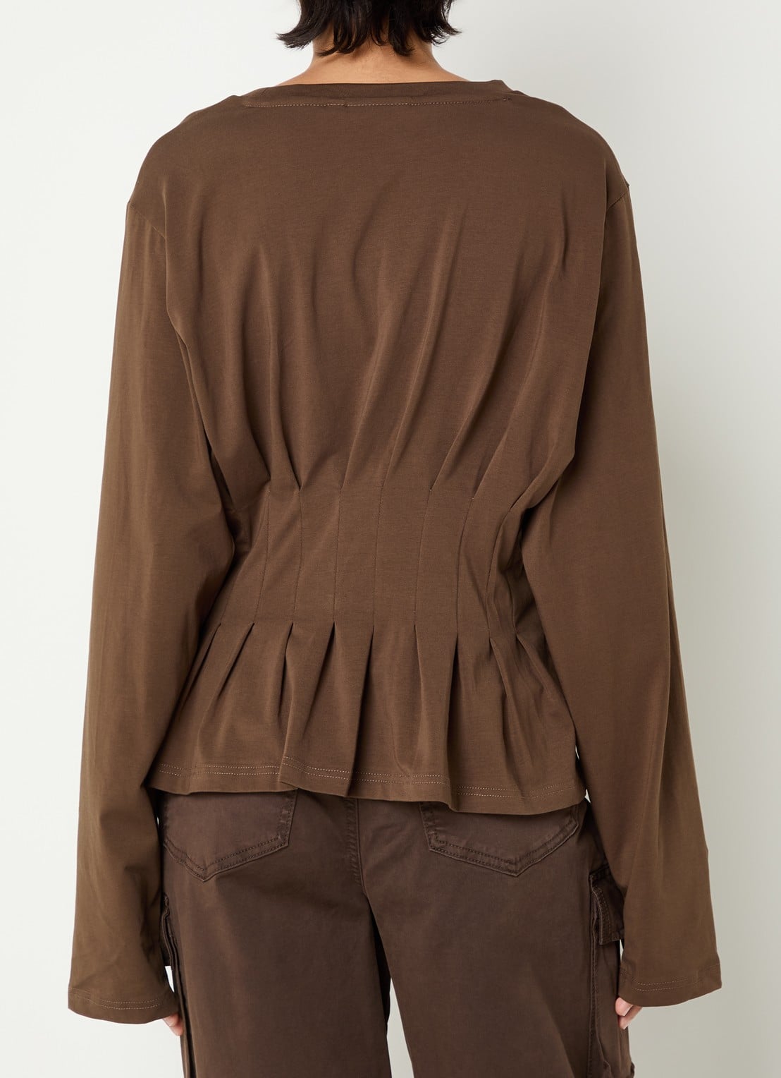 Gestuz Inez longsleeve met plissé - achterkant bruin
