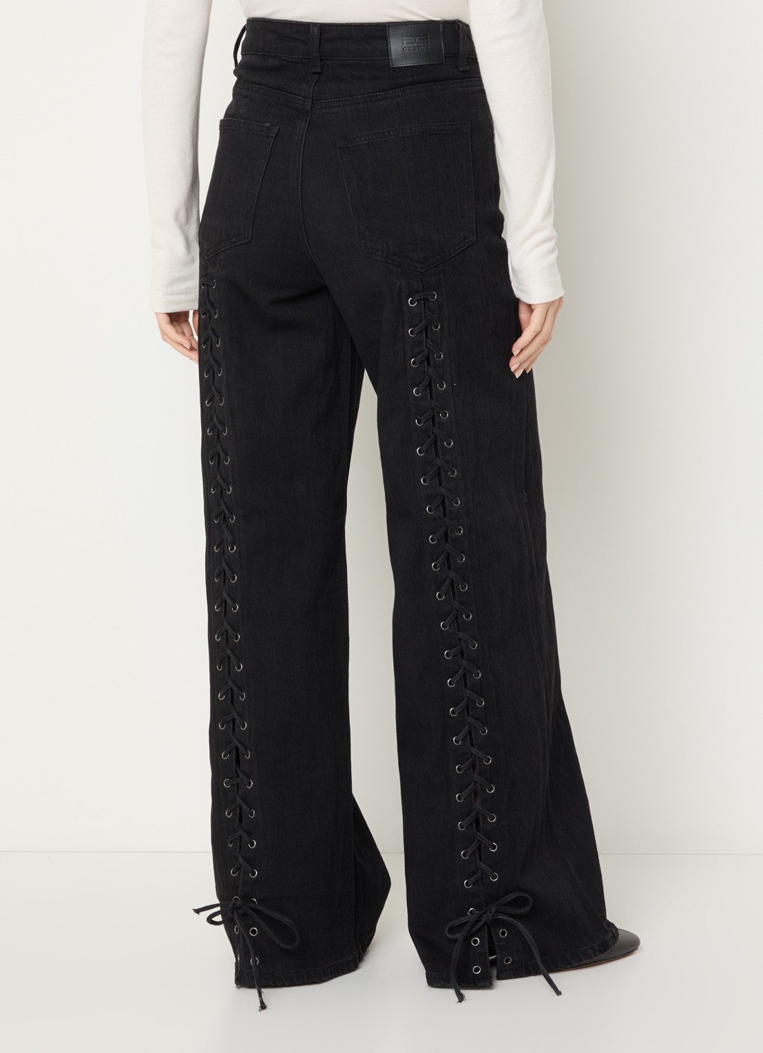 Gestuz Nanetta high waist flared fit jeans met gekleurde wassing - achterkant zwart