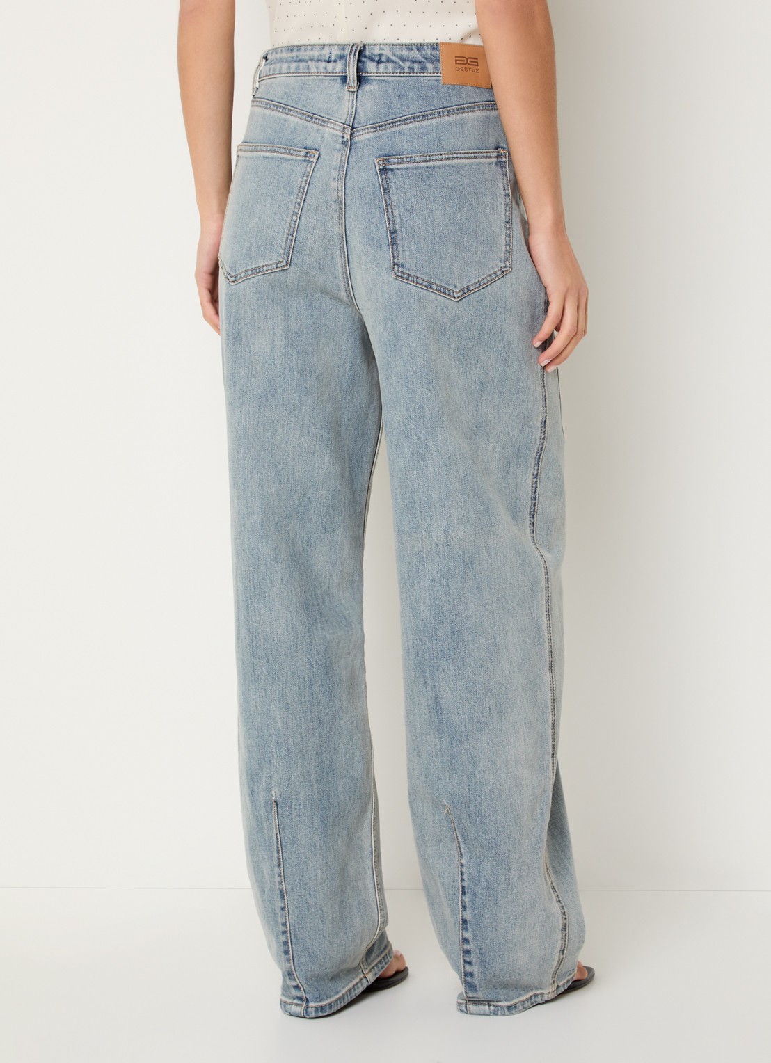 Gestuz Noma high waist loose fit jeans met lichte wassing - achterkant indigo