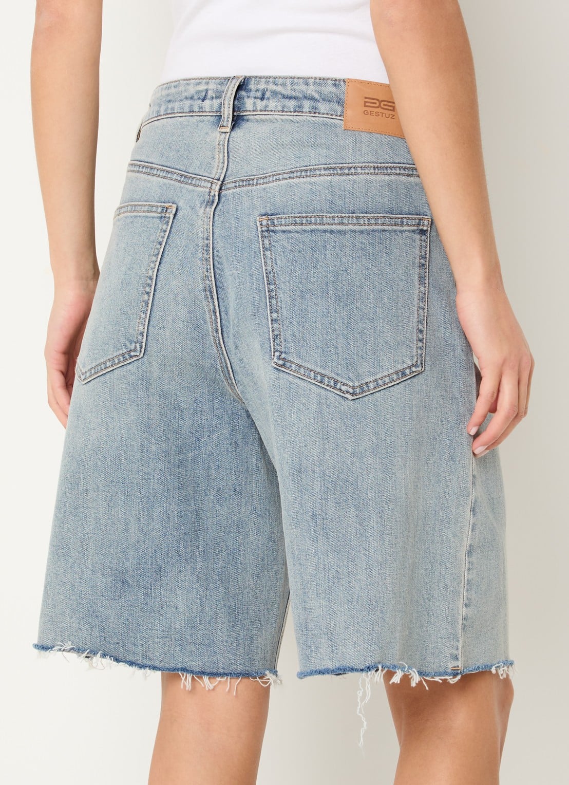 Gestuz Noma high waist straight fit korte broek van denim - achterkant 4 indigo