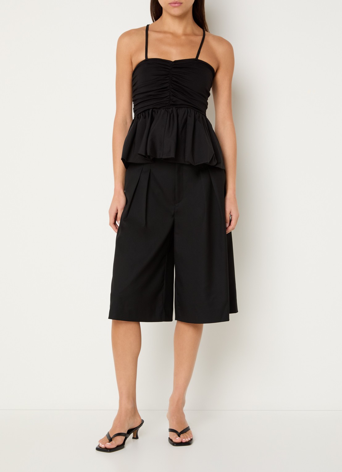 Gestuz Paula high waist straight fit korte broek met steekzakken - voorkant 2 zwart