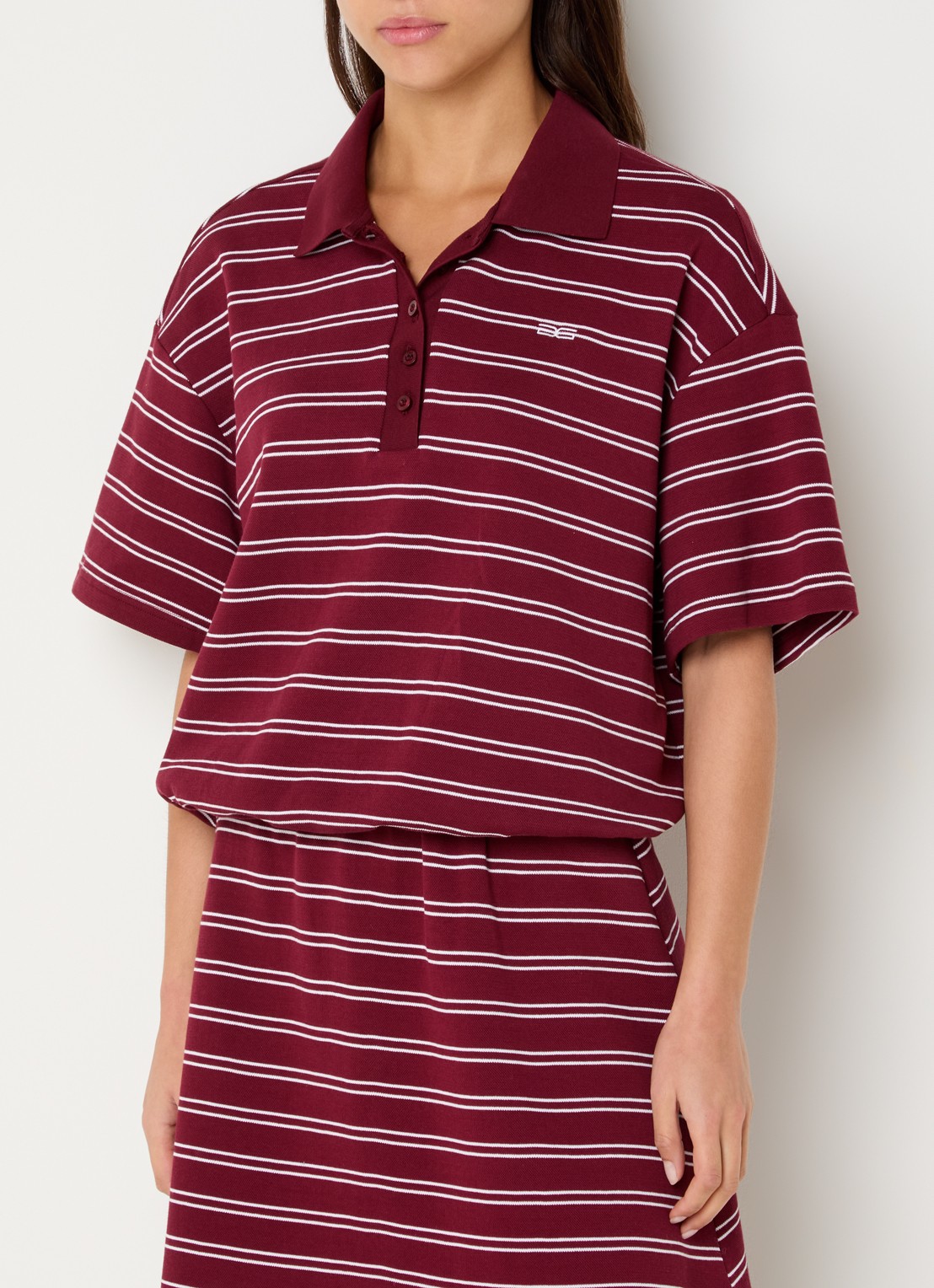 Gestuz Pillova polo met streepprint - detail bordeauxrood