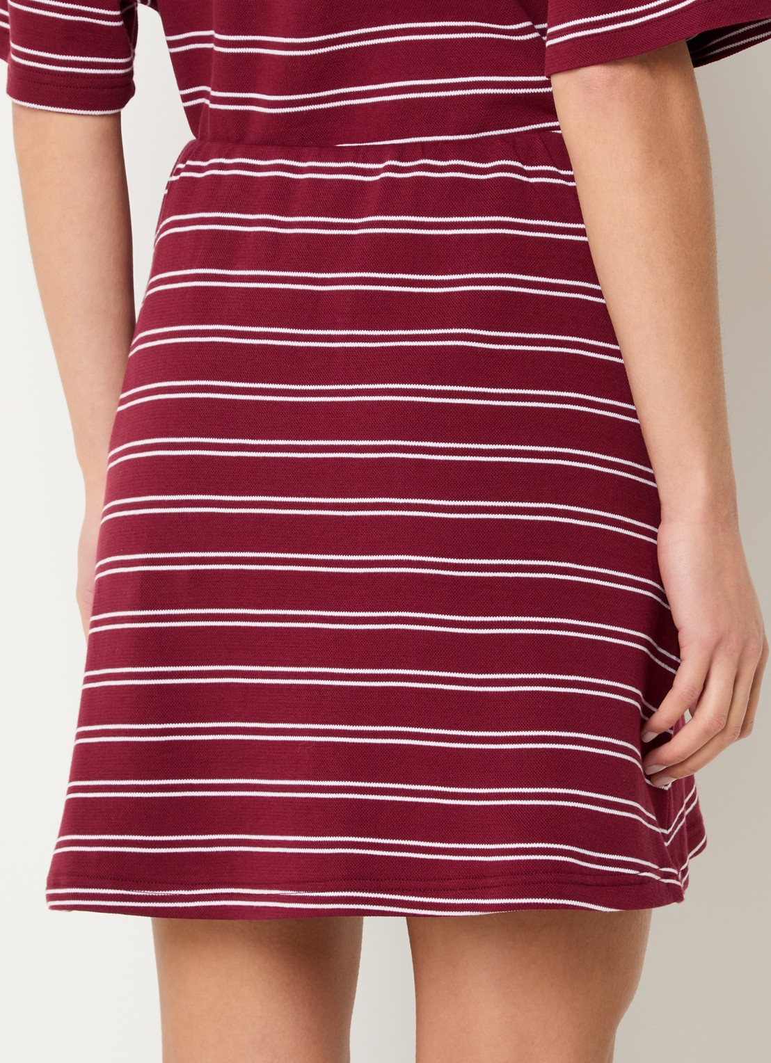 Gestuz Pilova mini rok met streepprint - achterkant 3 bordeauxrood