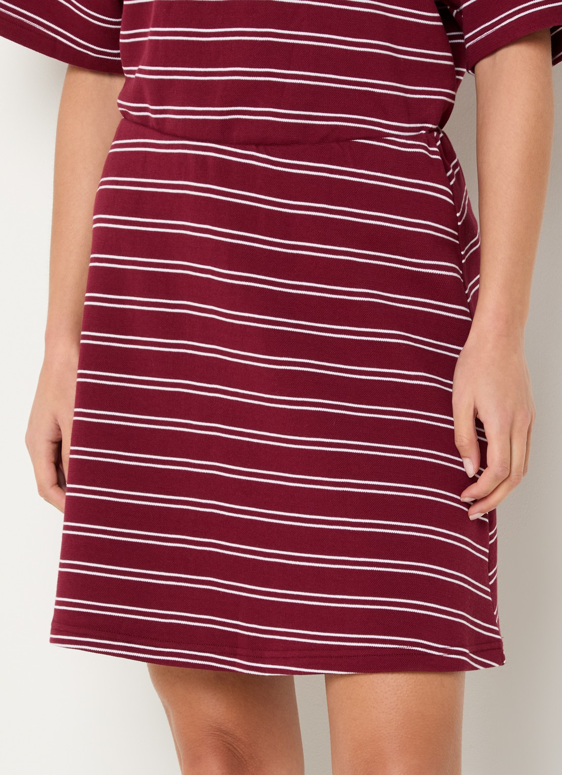 Gestuz Pilova mini rok met streepprint - detail 4 bordeauxrood
