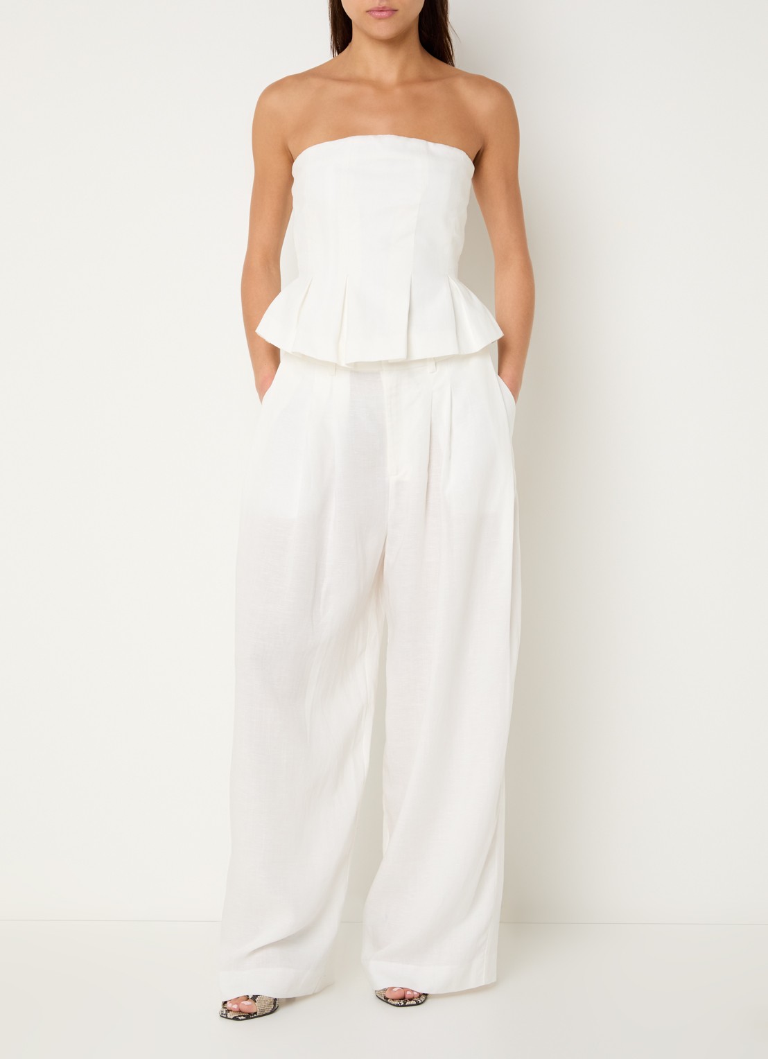 Gestuz Riava off shoulder top in linnenblend met plooien - voorkant 3 wit