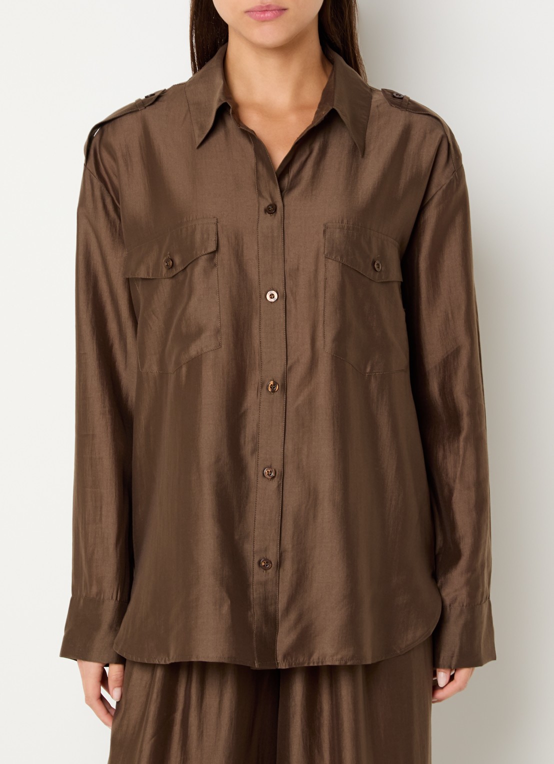 Gestuz Siora blouse van satijn met borstzakken - detail 3 donkerbruin