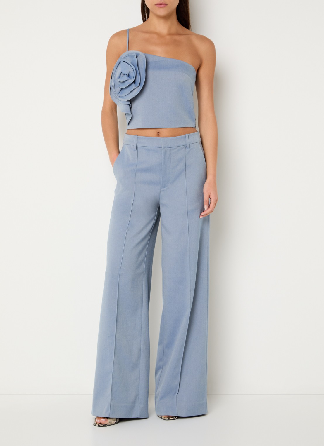 Gestuz Wendi high waist flared fit pantalon met steekzakken - voorkant 4 blauwgrijs