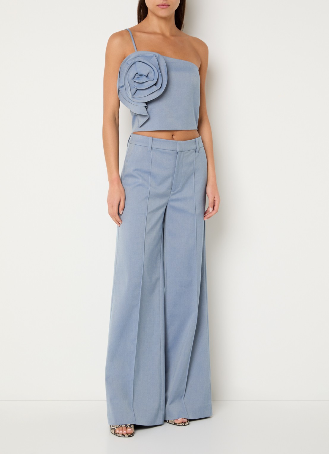 Gestuz Wendi one shoulder top met bloemdecoratie - voorkant 3 staalblauw