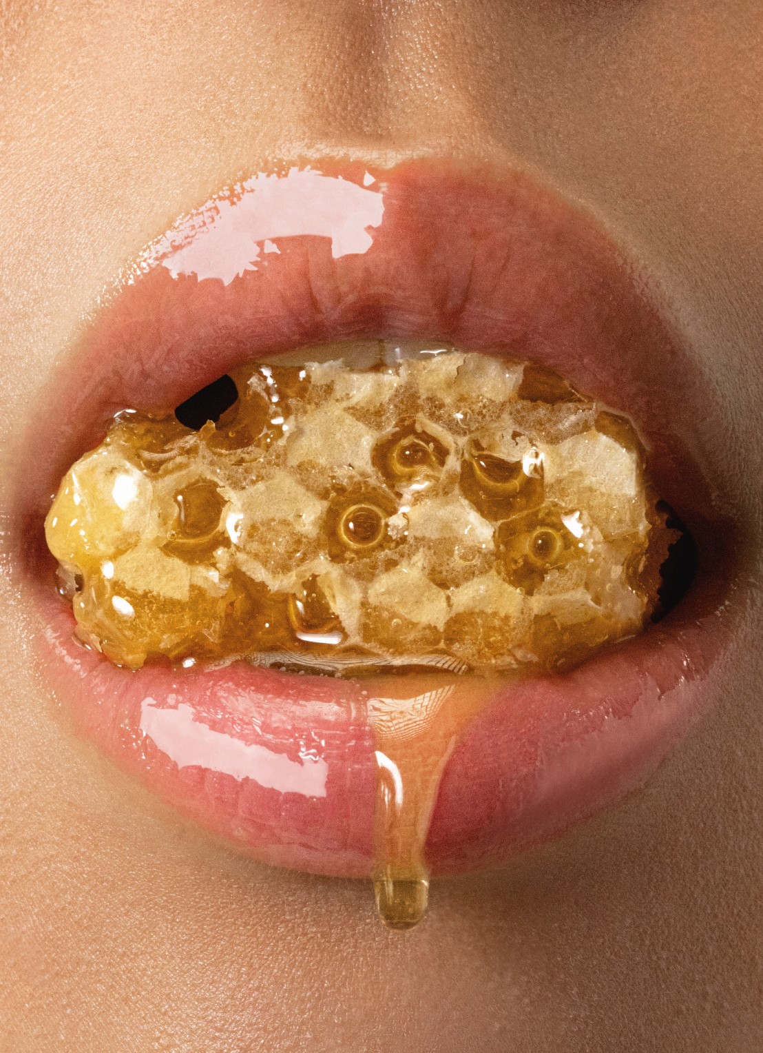 Gisou Honey Infused Lip Oil - lipolie - detail 2 honey gold
