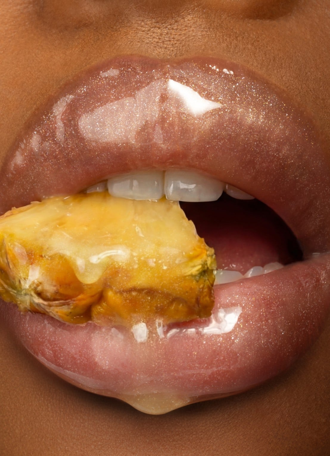 Gisou Honey Infused Lip Oil - lipolie - detail 4 pineapple pout