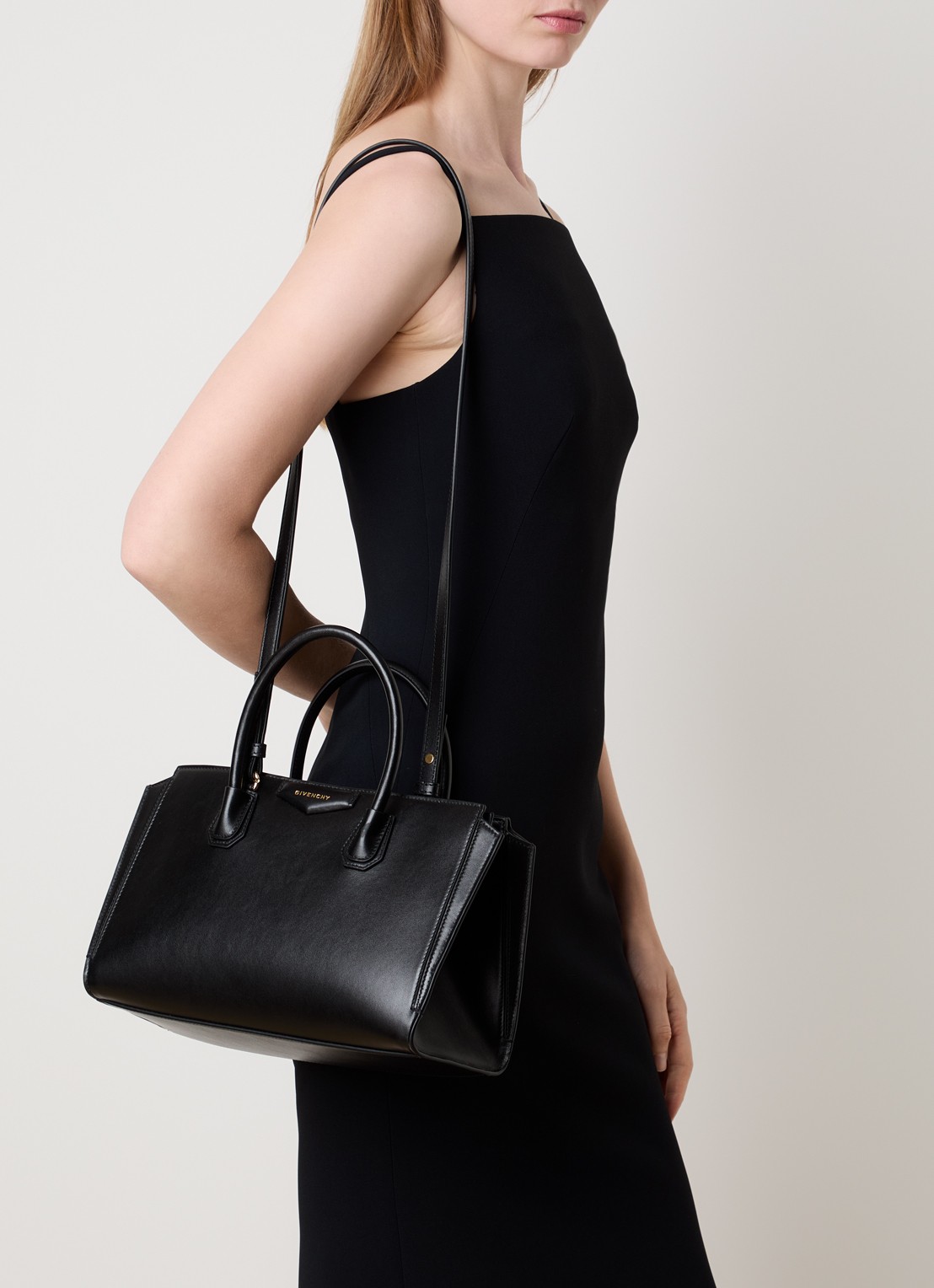 Givenchy Antigona Catchall Small handtas van kalfsleer - voorkant 3 zwart