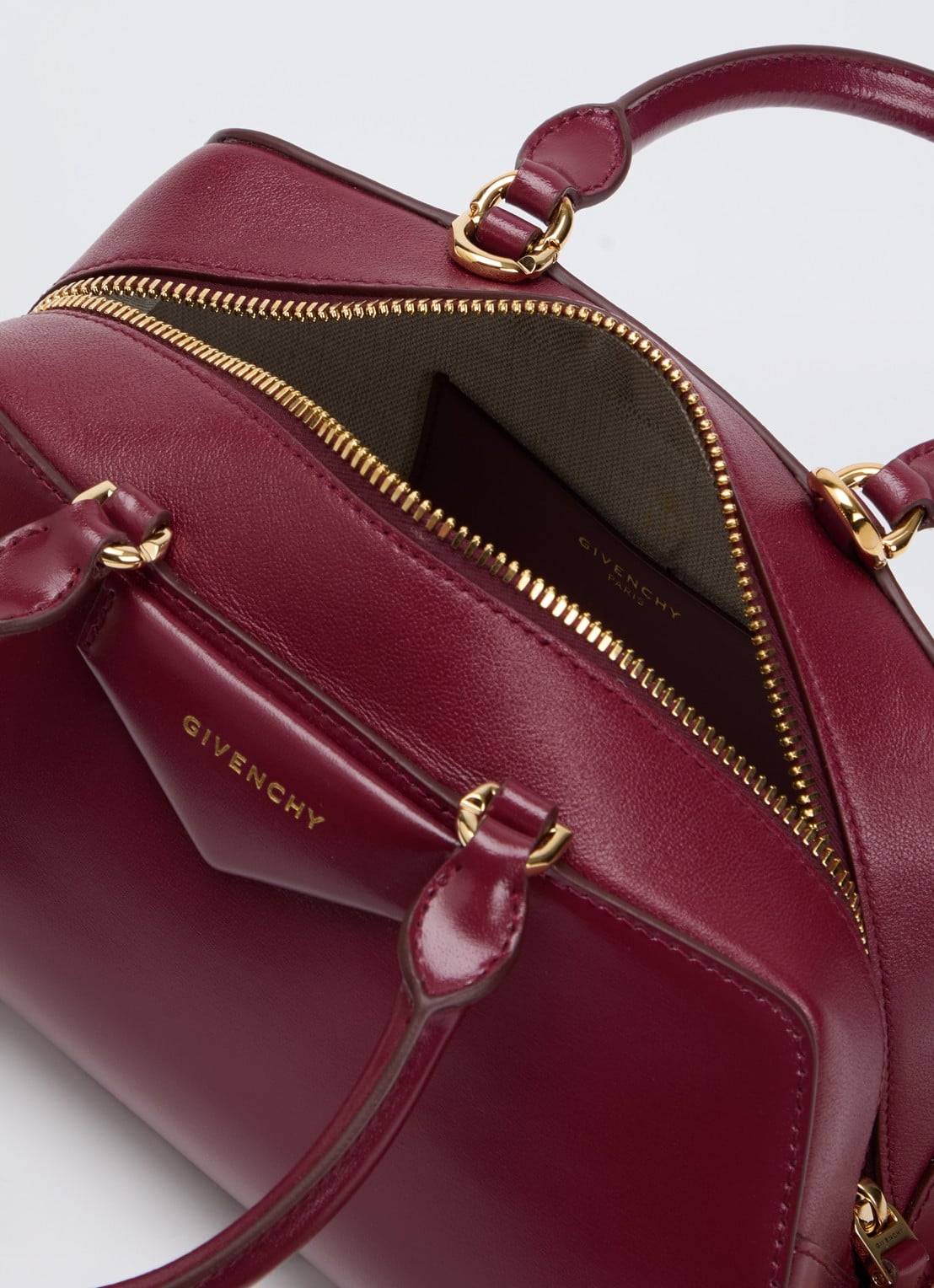 Givenchy Antigona East-West Mini handtas van kalfsleer met afneembare schouderriem - detail bordeauxrood