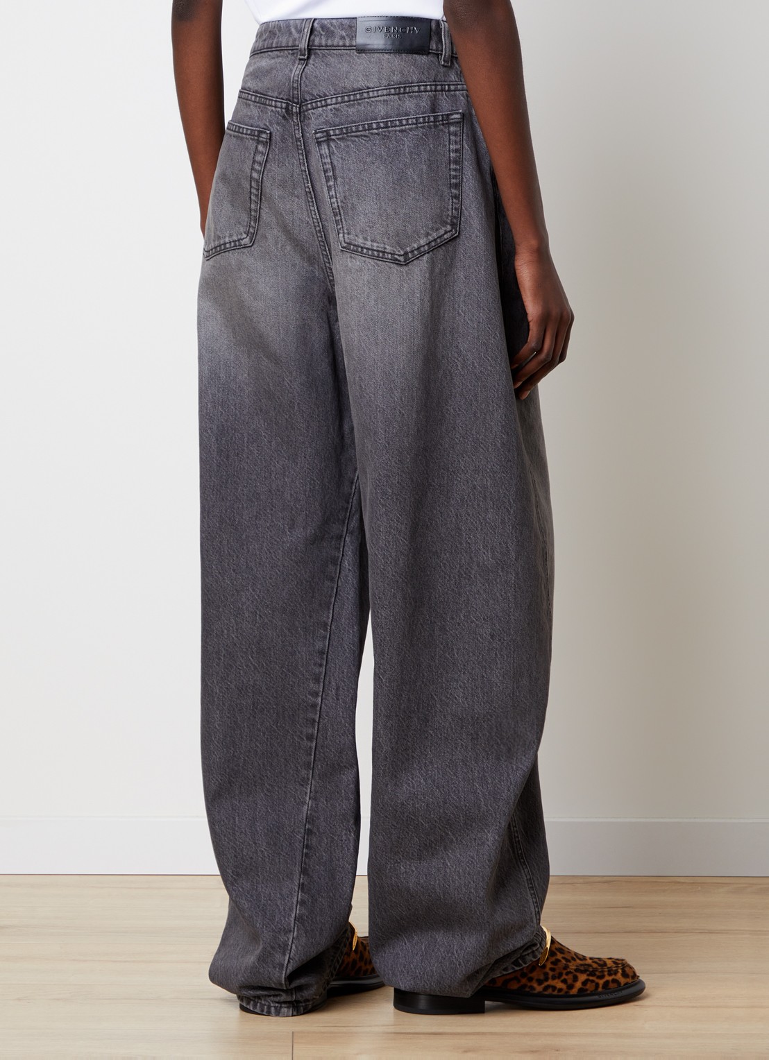 Givenchy High waist wide fit jeans met gekleurde wassing - achterkant grijs