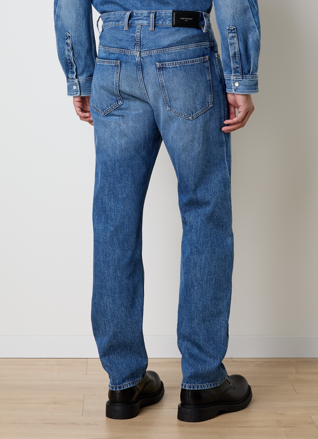 Givenchy Tapered jeans met medium wassing - achterkant 4 indigo