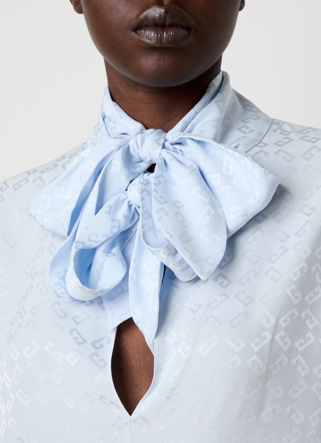 Givenchy Tuniek van zijde met logoprint - detail 4 lichtblauw