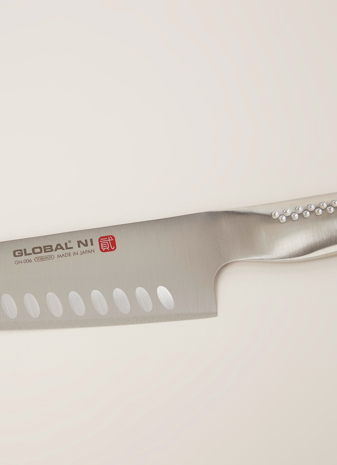Global GN-006 groente-/hakmes met kuiltjes 18 cm - detail zilver