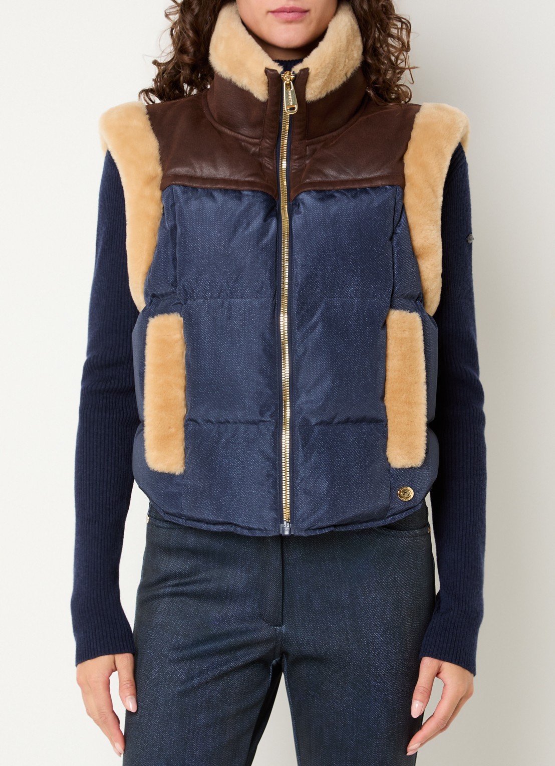 Goldbergh Bodywarmer met ritszakken en details van imitatiebont - detail donkerblauw
