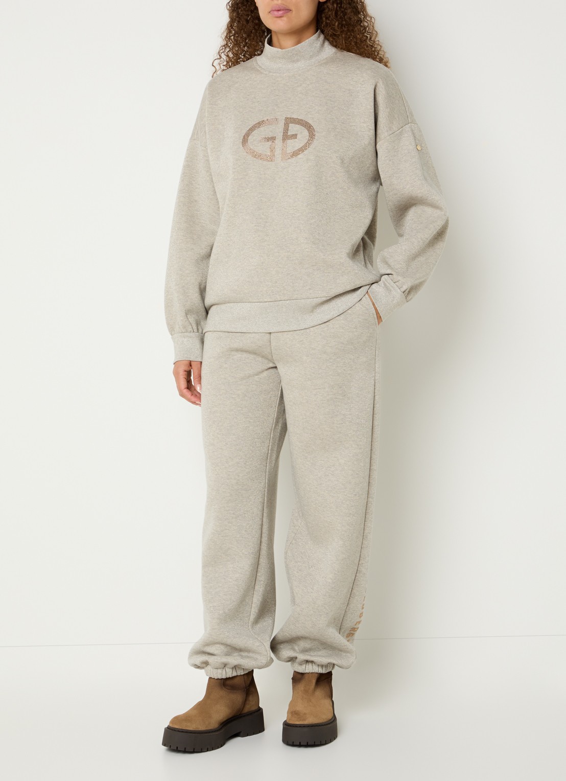 Goldbergh Glimpse high waist tapered fit joggingbroek met lurex  - voorkant 2 grijsmele