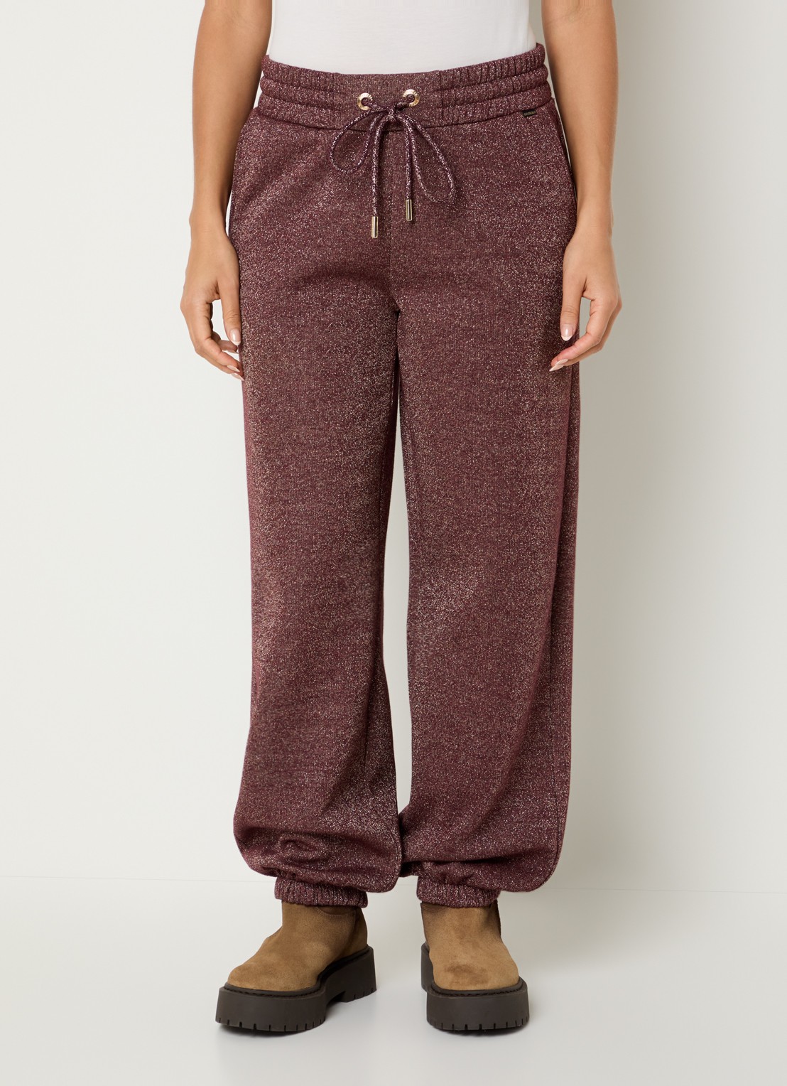 Goldbergh Glimpse high waist tapered fit joggingbroek met lurex  - detail bordeauxrood