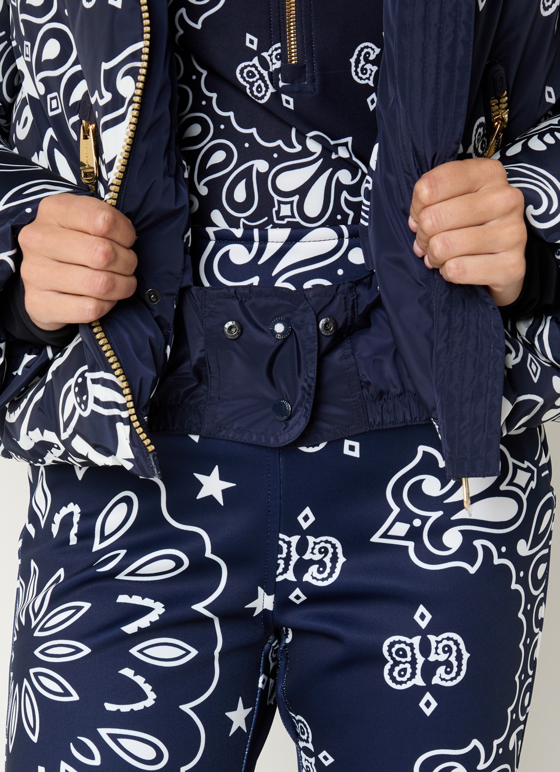 Goldbergh Kyoki ski-jas met paisley dessin - detail 4 donkerblauw