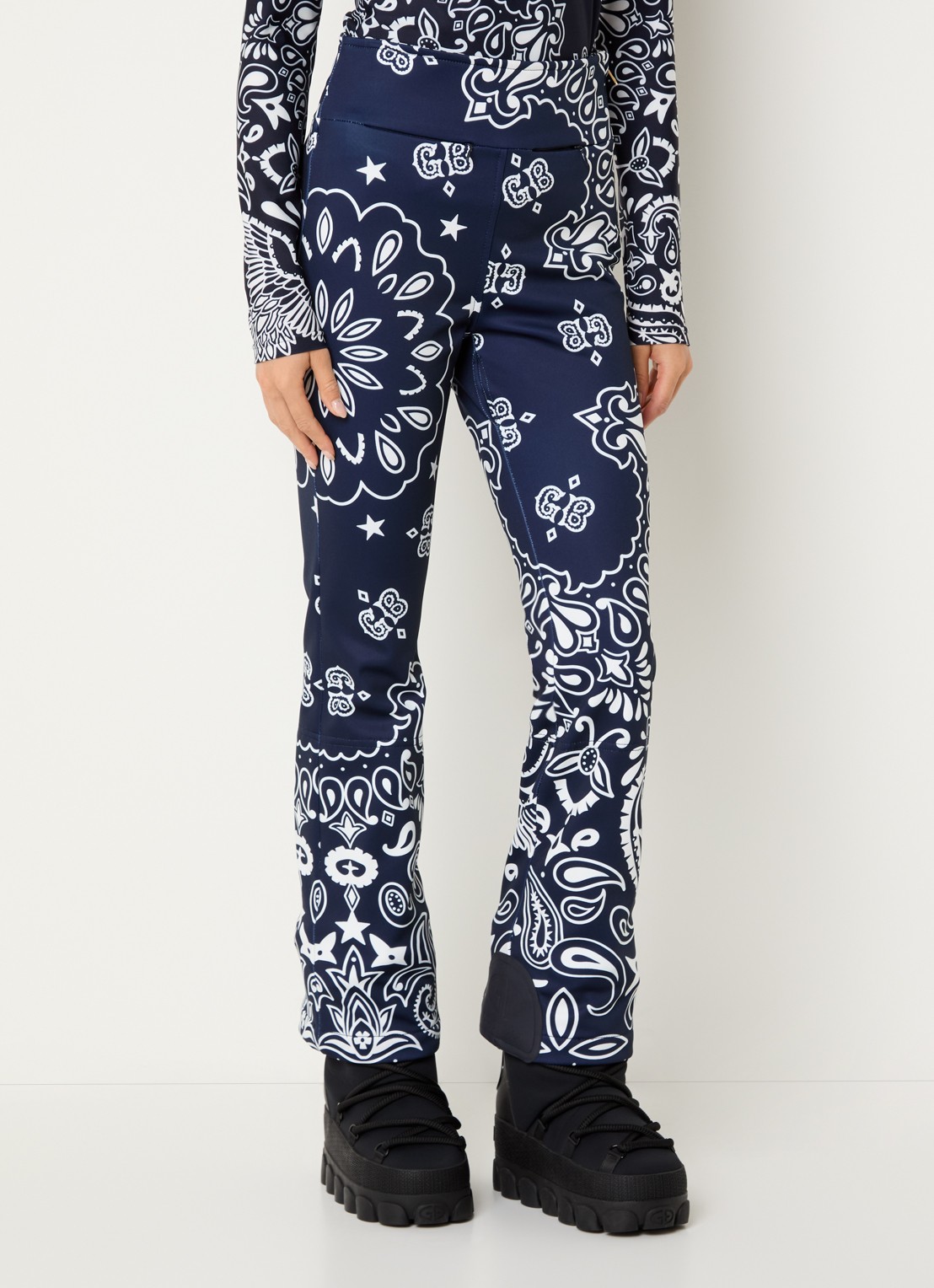 Goldbergh Shiro high waist flared fit skibroek met afneembare bretels - detail donkerblauw