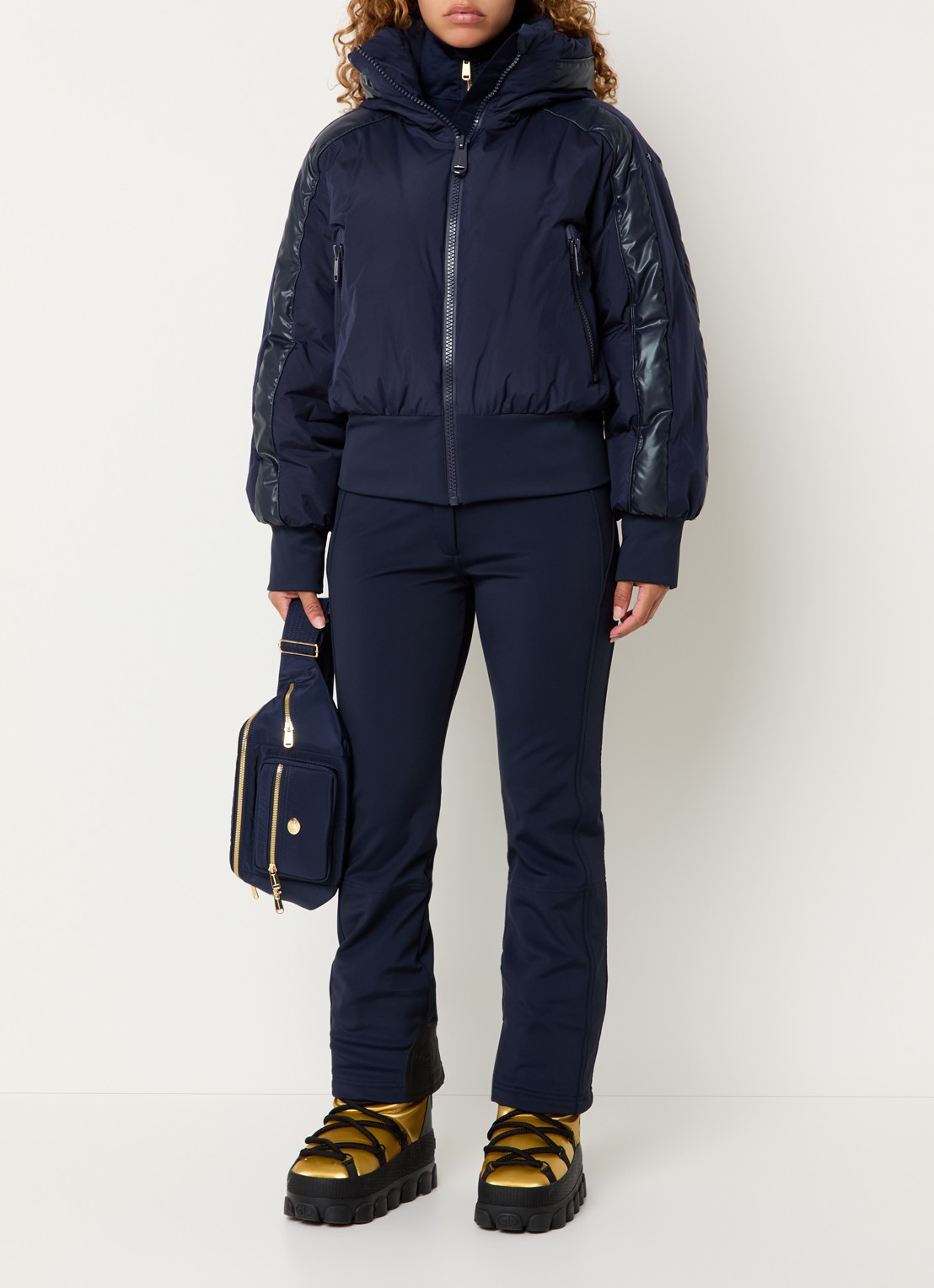 Goldbergh Volare ski-jas met capuchon en ritszakken - voorkant 3 donkerblauw