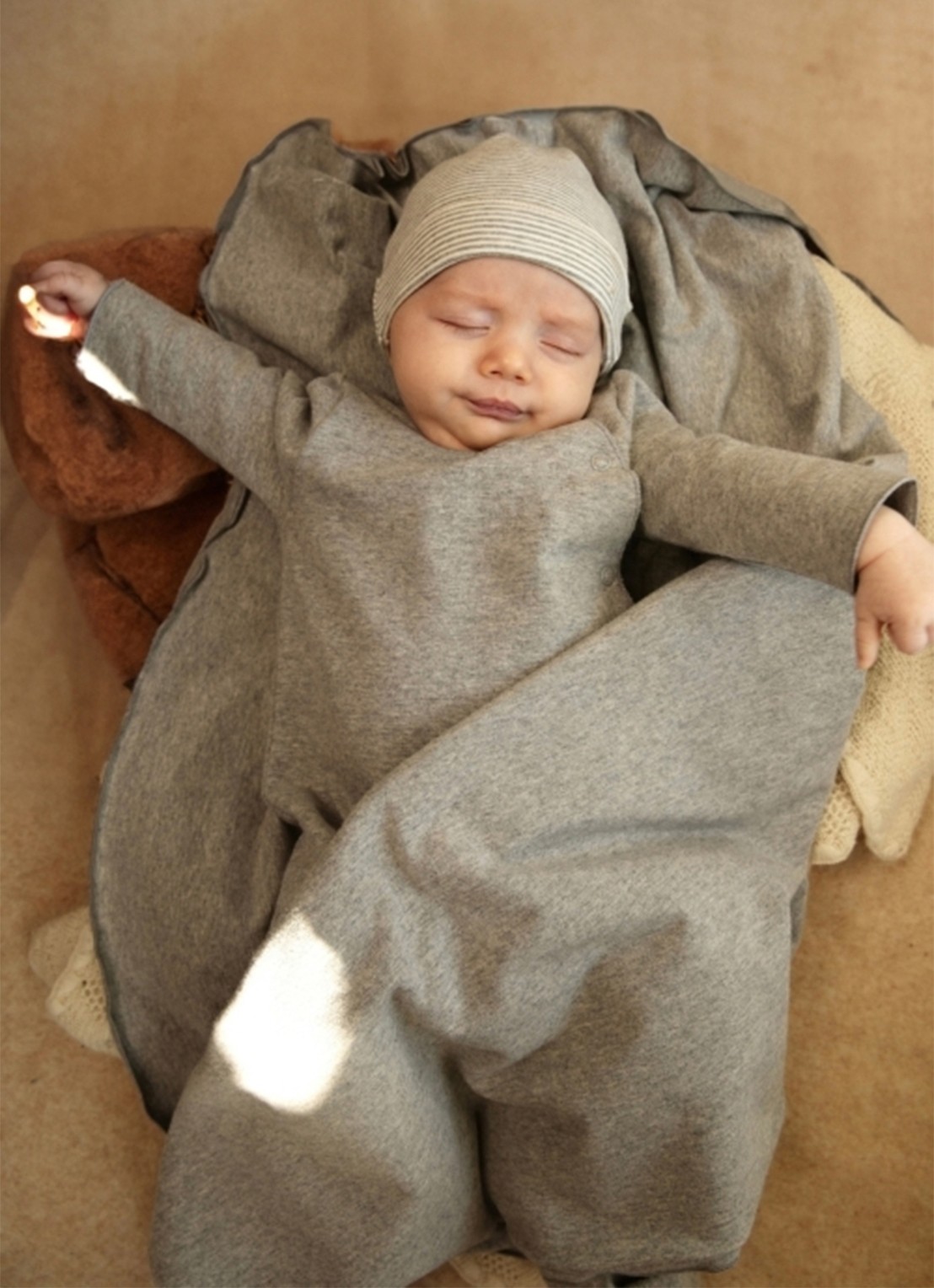 Gray Label Baby muts met streepprint - voorkant 2 grijsmele