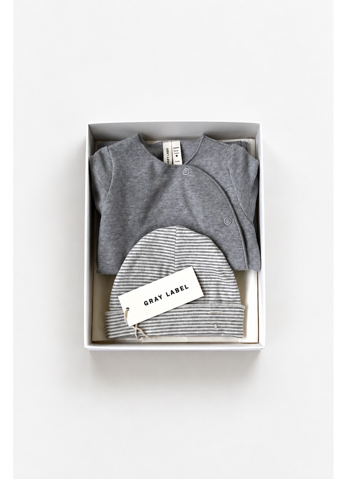 Gray Label Babypak en muts in giftset - voorkant grijsmele