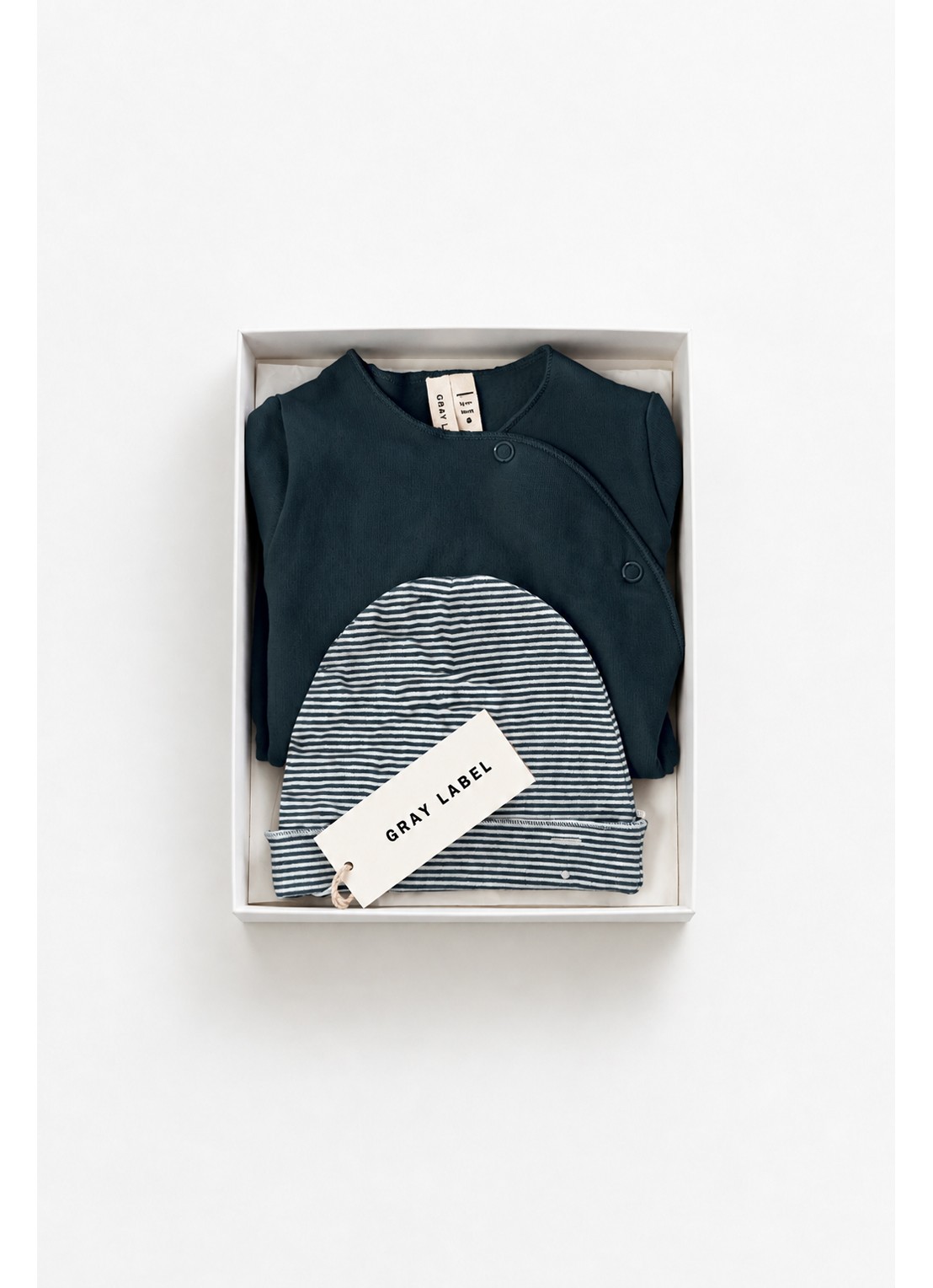 Gray Label Babypak en muts in giftset - voorkant beige