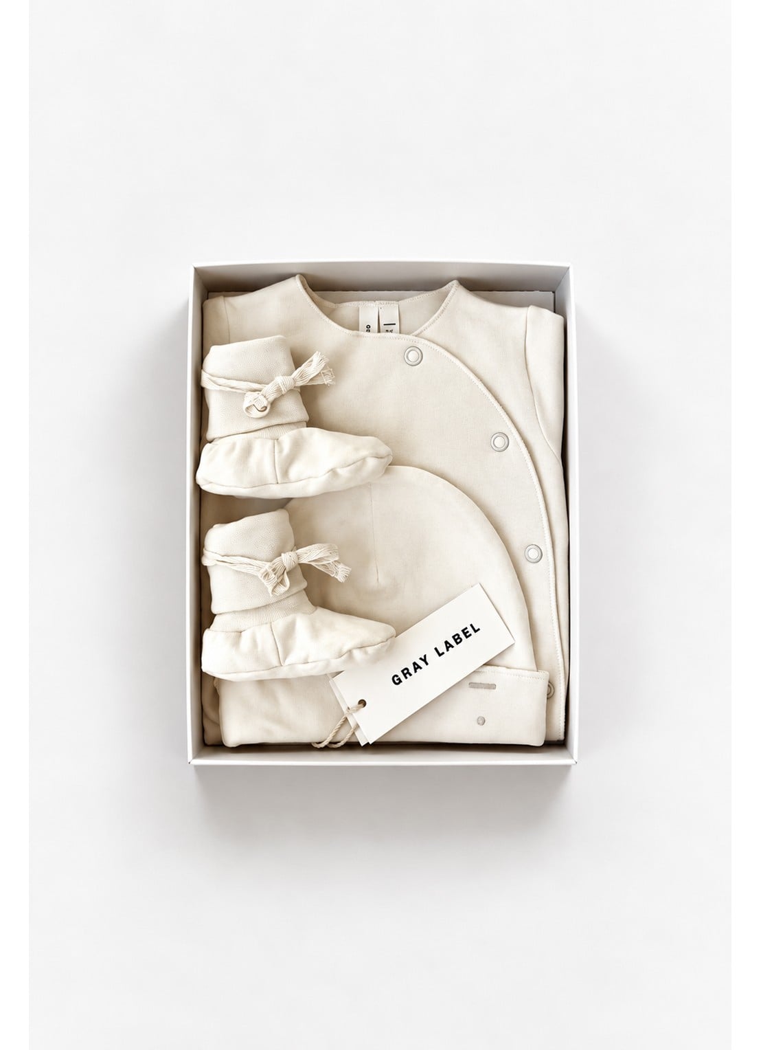 Gray Label Babyschoentje met babypak en muts in giftset - voorkant ivoor