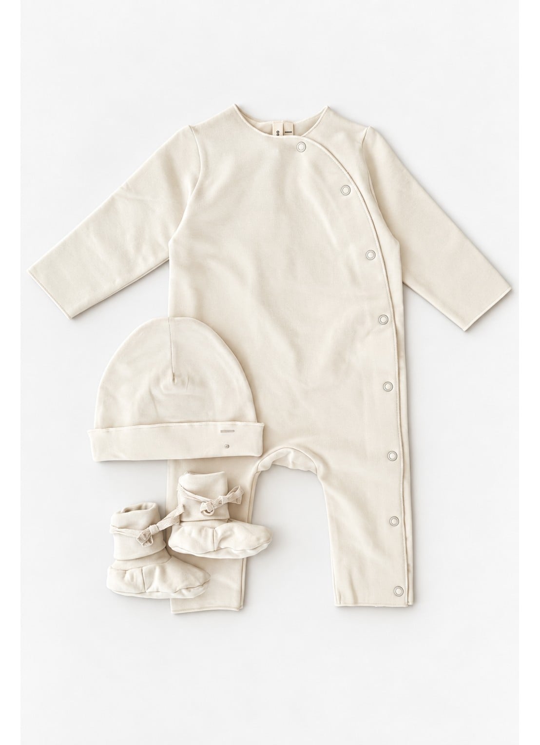 Gray Label Babyschoentje met babypak en muts in giftset - voorkant 2 ivoor