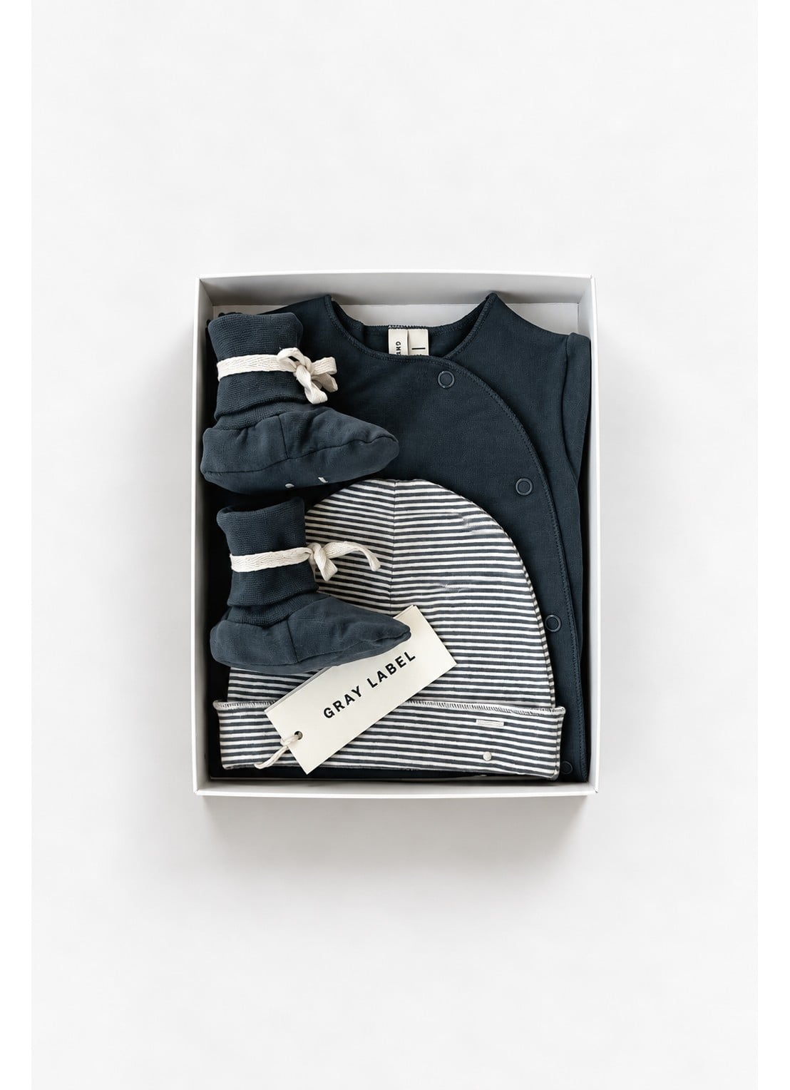 Gray Label Babyschoentje met babypak en muts in giftset - voorkant beige