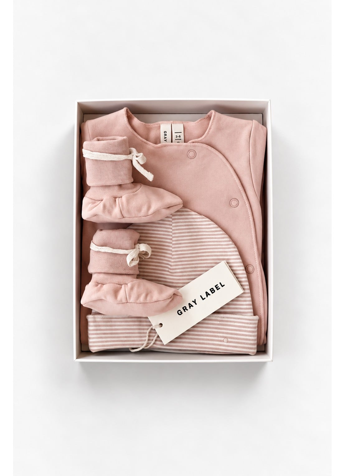 Gray Label Babyschoentje met babypak en muts in giftset - voorkant lichtroze