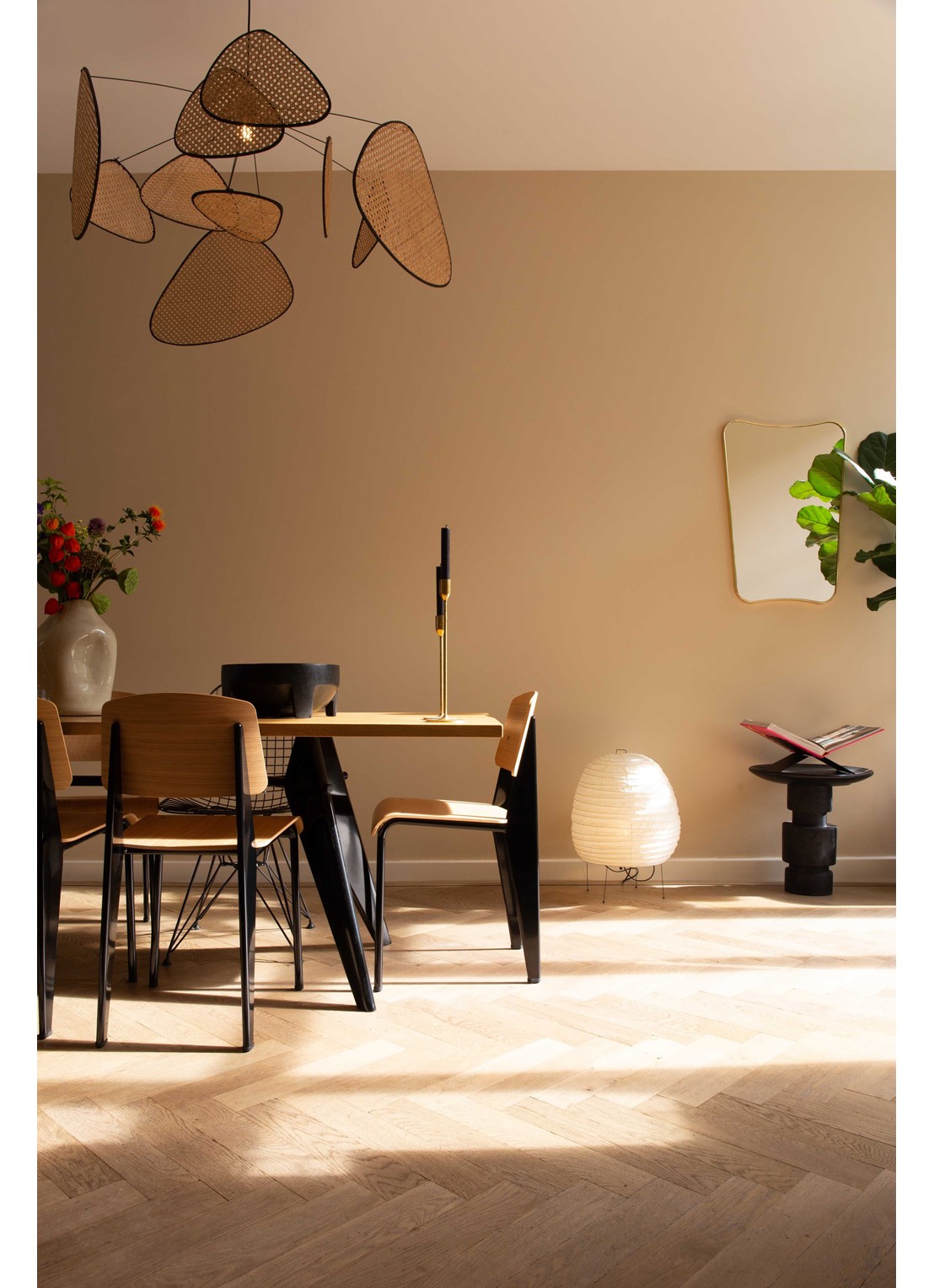 Gubi F.A. 33 wandspiegel 80 x 54 cm - voorkant 6 goud