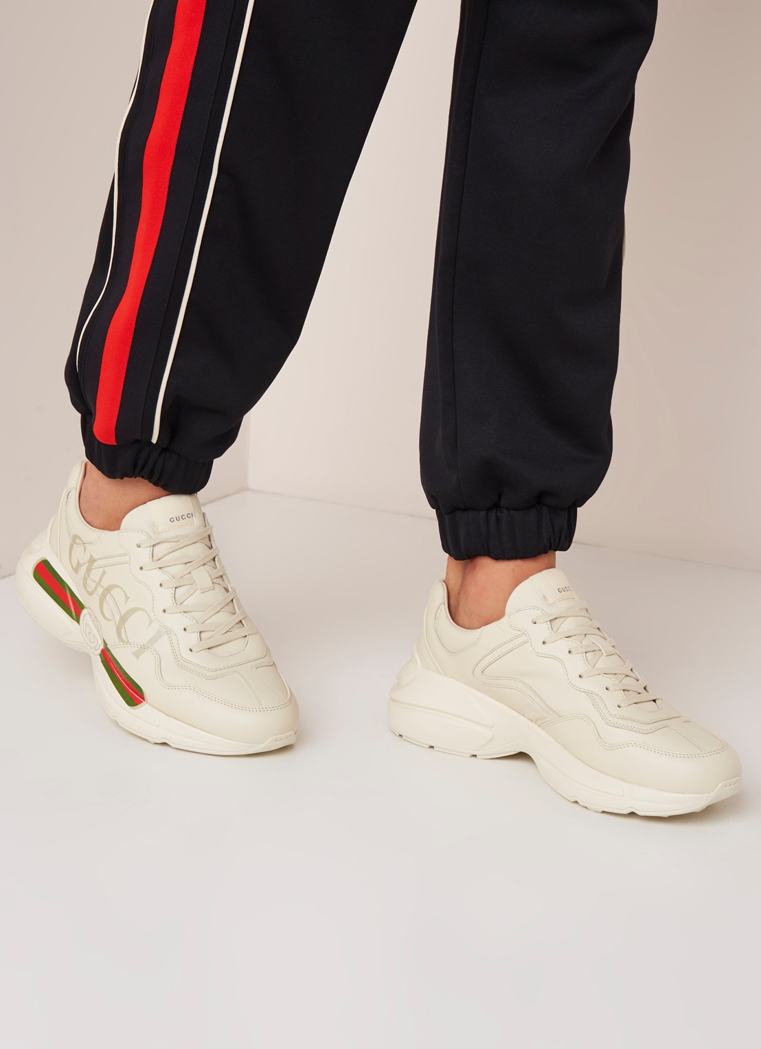Gucci Rhyton sneaker van leer  - voorkant 2 gebroken wit