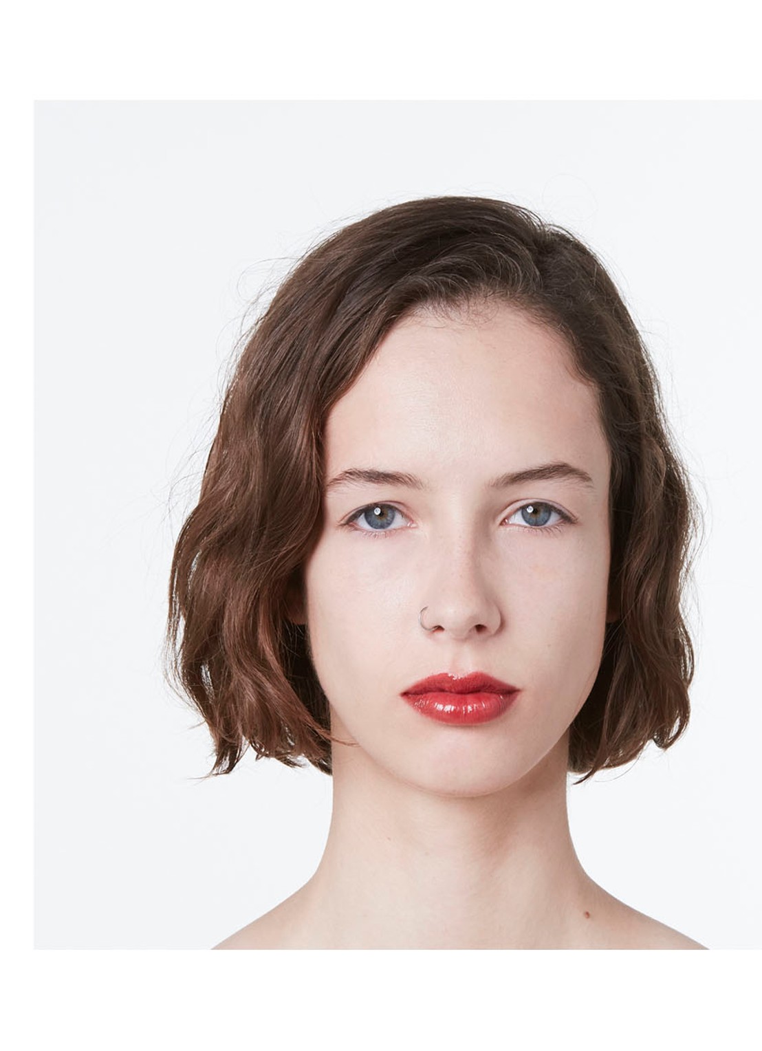 Gucci Rouge de Beauté Brillant Glow en Care - lipstick - detail 5 517 abby maroon red