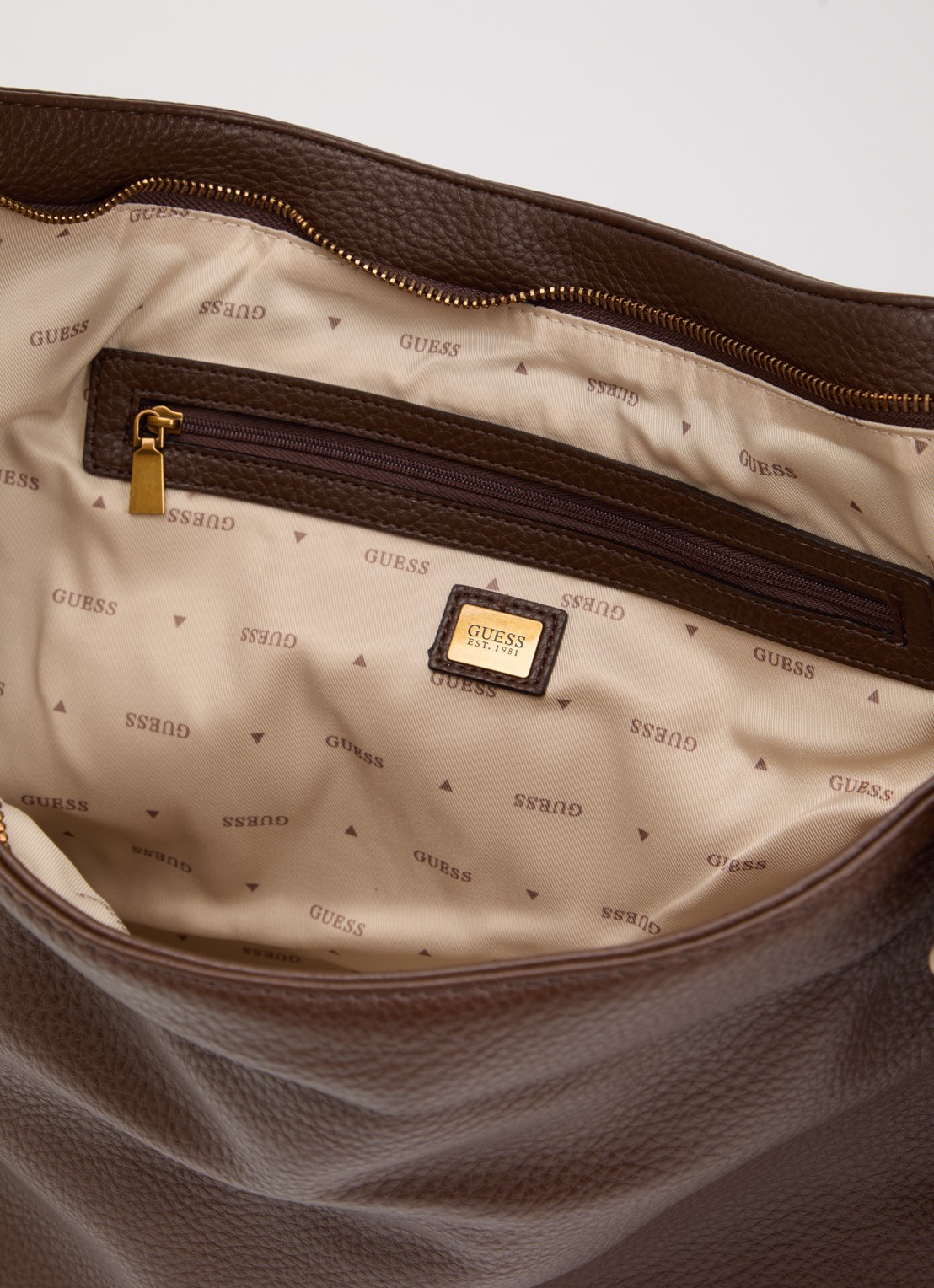 GUESS Camden Large schoudertas van imitatieleer - detail 2 chocoladebruin