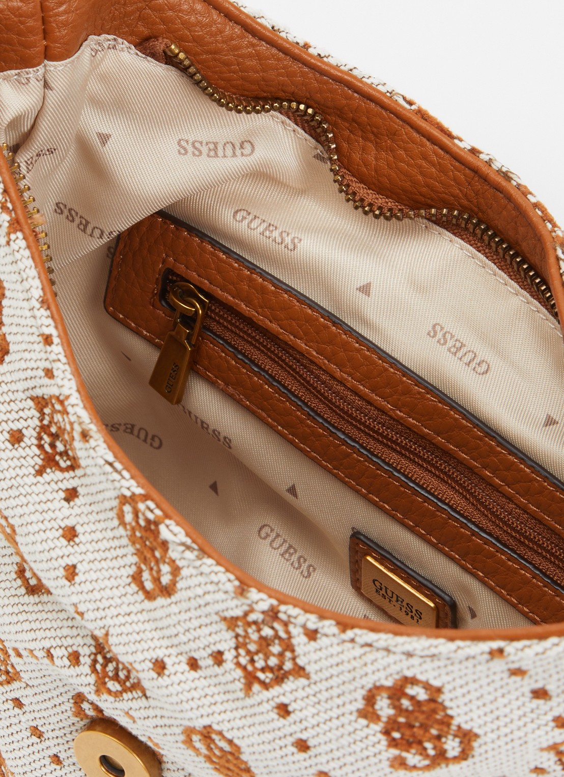 GUESS Camden Mini schoudertas met logoprint - detail cognac