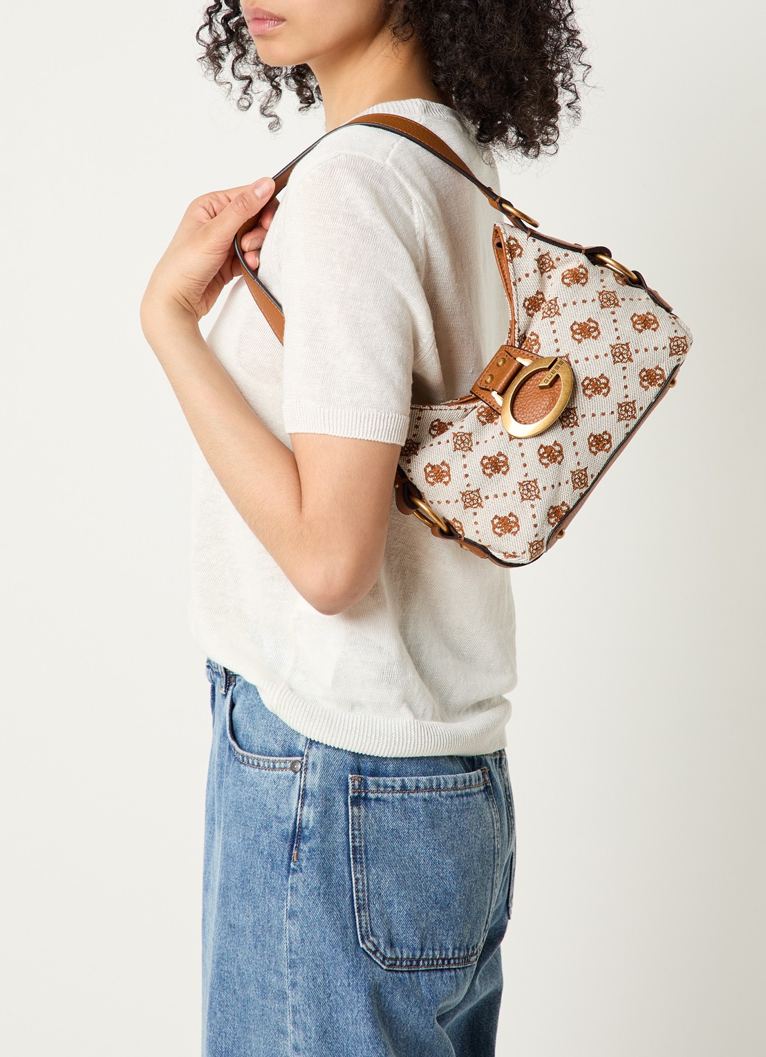 GUESS Camden Mini schoudertas met logoprint - voorkant 5 cognac