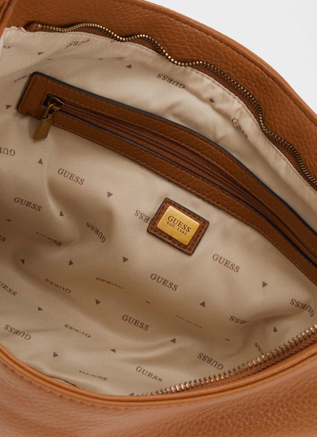 GUESS Camden schoudertas met logo - detail cognac