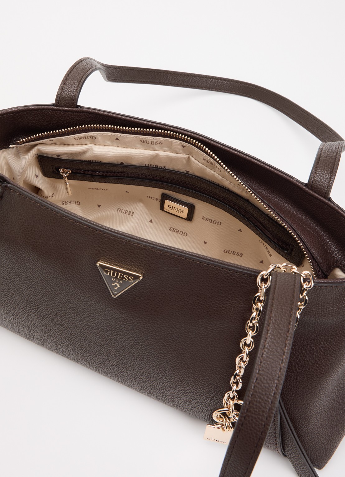 GUESS Devon schoudertas met logo  - detail kastanjebruin